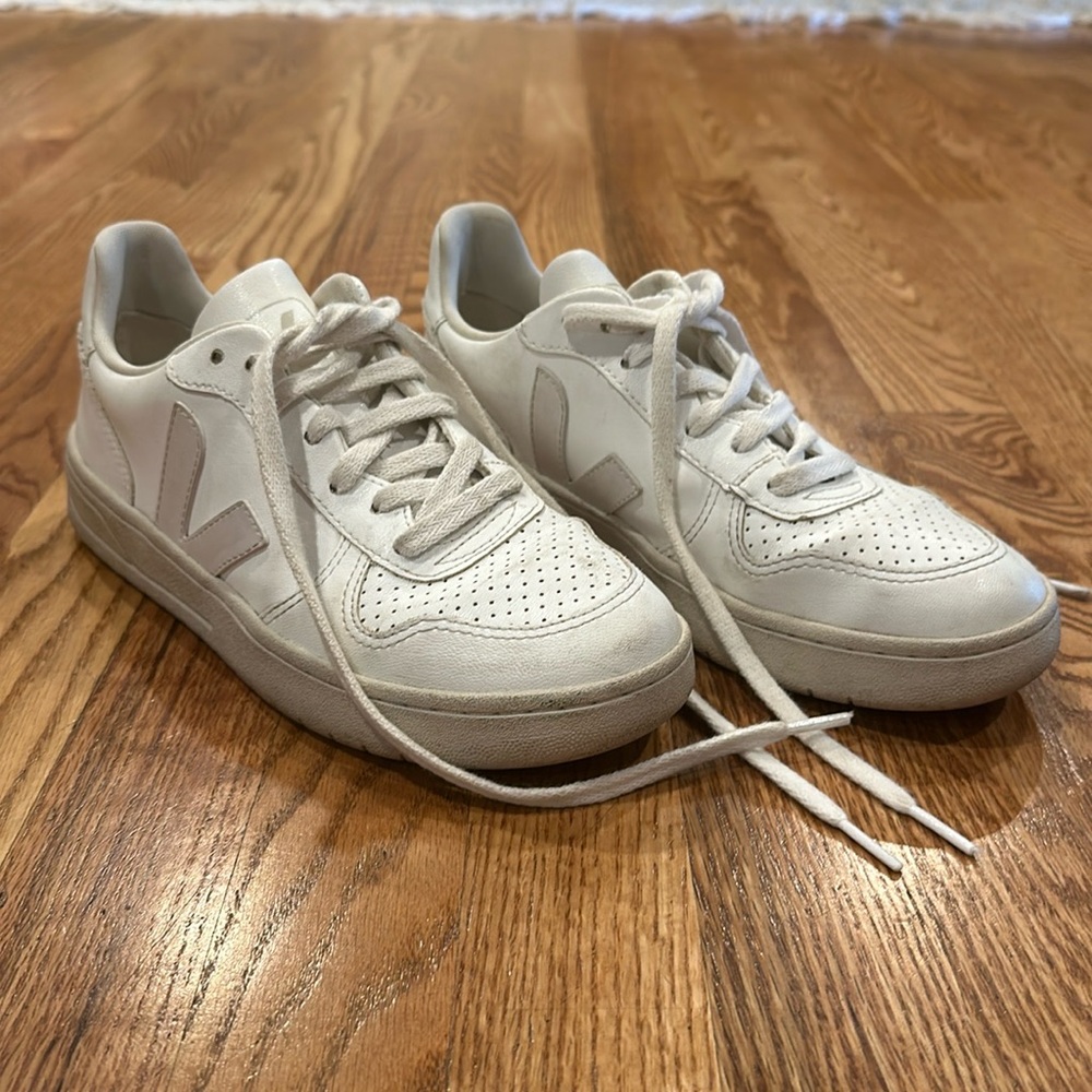 Women’s Veja tennis shoe size 7.